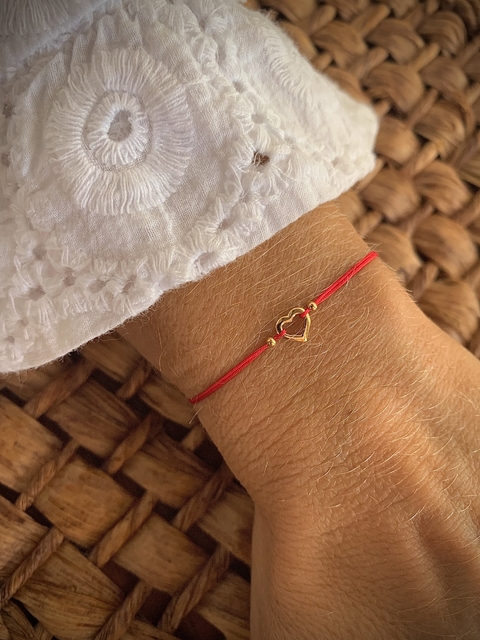 Pulseira Macramê Fio de Algodão c/ Mini Coração Vazado - Banhada à Ouro / Prata 925 ✩ - comprar online
