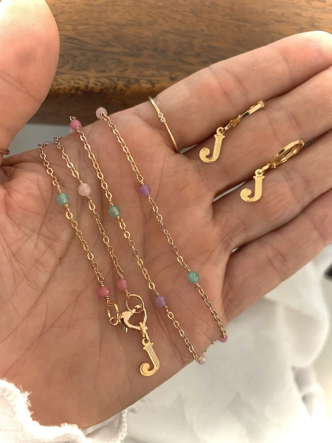 Gargantilha COLORÊ c/ Inicial (TEMOS TODAS AS LETRAS DO ALFABETO) - comprar online