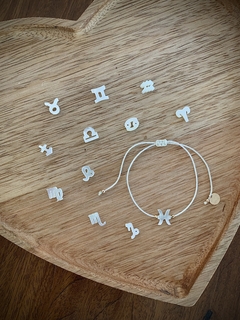 Pulseira Macramê Fio de Algodão c/ Pingente Signo em Madrepérola - Banhada à Ouro / Banhada à Prata ☾☆