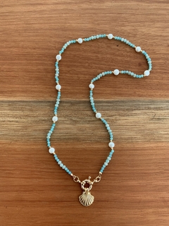 Gargantilha Pedras Naturais Amazonita Verde Água e Pérolas Água Doce c/ Fecho Bóia e Pingente Concha - Banhada à Ouro / Banhada à Prata ⚓︎ - comprar online