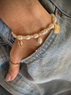 Pulseira Pérolas de Água Doce c/ Pingentes Mar - Banhada à Ouro / Banhada à Prata ⚓︎ - comprar online