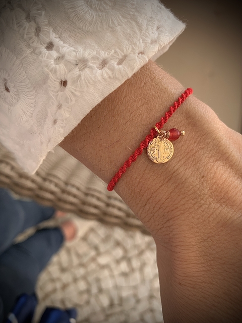 Pulseira Macramê Fio Algodão c/ Pingente Medalha São Bento Dupla Face e Pedra Natural Jade Vermelha - Banhada à Ouro / Prata 925 ✩