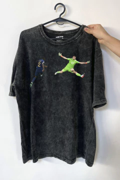 Remera Dibu tapando (Nevada,Negra o Blanca)