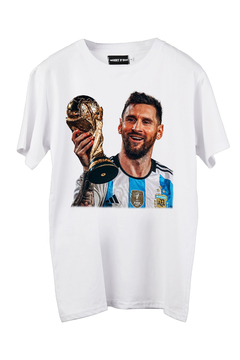 Remera Messi y La Copa del Mundo (Nevada o Negra) en internet