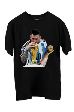 Remera Messi besando La Copa (Nevada.Negra o Blanca) - comprar online