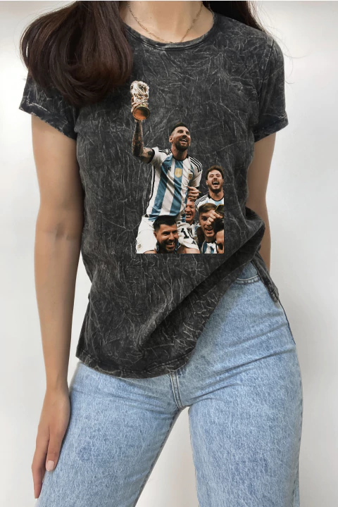 Remera Messi Levantando La Copa y el Kun (Nevada)