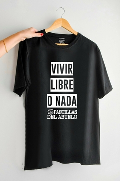OUTLET - Remera Las Pastillas del abuelo - Vivir libre o nada (Negra)