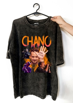 Remera Chano - Tan bionica - Hola mi vida (Nevada, Negra o Blanca)