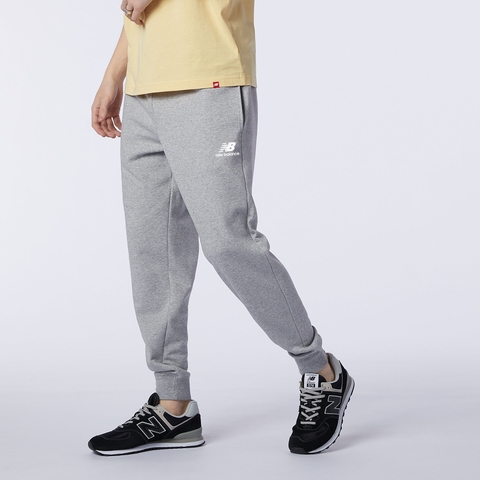 PANTALON NB ESSENTIALS GRAPHICS NEW BALANCE (MP11590AG)