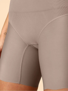 Bermuda modeladora da linha Shapewear Invisible Control