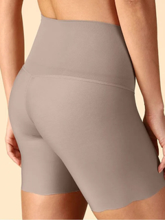 Bermuda modeladora da linha Shapewear Invisible Control