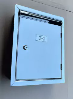 CAIXA DE CORREIO INOX FRONTAL DE EMBUTIR COM CHAPÉU DE PROTEÇÃO 34X24X10CM DE PROFUNDIDADE - comprar online