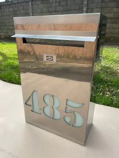 CAIXA DE CORREIO INOX PERSONALIZADA COM LED E NUMERAÇÃO EM CORTE A LASER