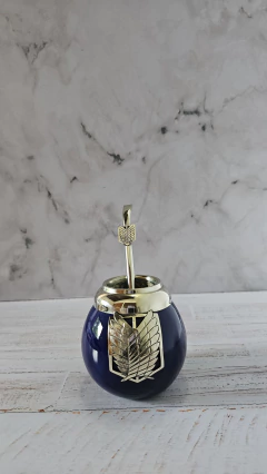 Mate Shingeki no Kiojin. Atack on Titan. Cerámica y alpaca. Con bombilla en internet