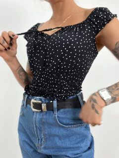 Blusa Emanuele na internet