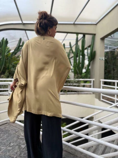 Kimono Monocromático na internet