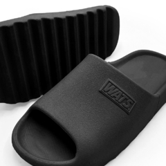 CHINELO WATS NUVEM PRETO na internet