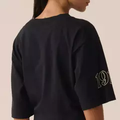 CAMISETA FILA FEM. OVER OUTLINE UNION 1911 PRETO na internet