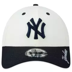 BONÉ NEW ERA 940CS Q324 VSR SCRPT 2TN NEYYAN CH OFF WHITE MBI25BON096 - comprar online