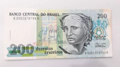 Cédula de 200 Cruzeiros de 1990 C.215a 1ª Serie A 0001078799 A Chancelas de Zélia Cardoso de Mello e Ibrahim Éris Flor de Estampa com Pequena mancha lado direito