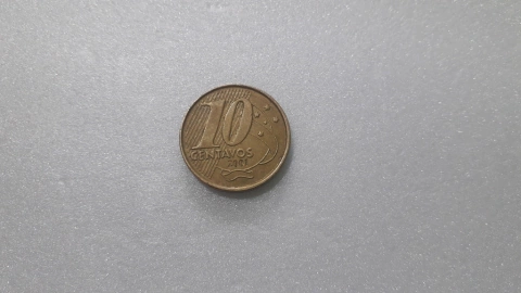 Moeda de 10 Centavos de 2001 Aço Banhado de Bronze Com Rastros nas Estrelas Catalogada SM 10