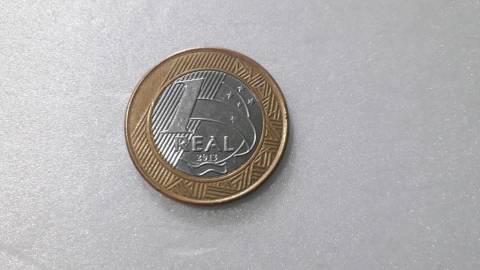 Moeda de 1 Real de 2013 Anel de Aço Inox Banhado de Bronze e Núcleo de Aço Inox TRAÇO em ALTO RELEVO na DATA  AG 04