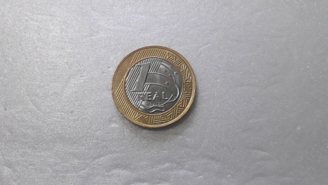 Moeda de 1 Real de 2013 Anel Aço Inox Banhado de Bronze Miolo de Aço Inox Com Verso Duplicado Estrelas REAL e Linhas Rastros nas estrelas  Catalogada JA 04