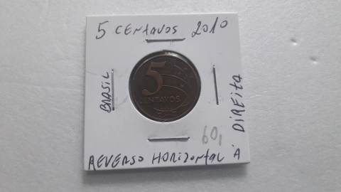 Moeda de 5 Centavos de 2010 Aço Banhado e Cobre Reverso Horizontal à Direita CF 08 Catalogada