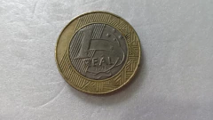 Moeda de 1 Real de 1998 Núcleo de Níquel e Anel de Alpaca contorno em baixo-Relevo lado esquerdo da efigie Catalogada Escassa BI 03