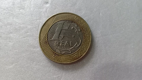 Moeda de 1 Real de 1998 Núcleo de Níquel e Anel de Alpaca contorno em baixo-Relevo lado esquerdo da efigie Catalogada Escassa BI 04