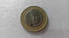 Moeda de 1 Real de 1998 Núcleo de Níquel e Anel de Alpaca contorno em baixo-Relevo lado esquerdo da efigie Catalogada Escassa BI 05 - comprar online