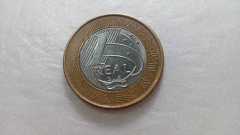 Moeda de 1 Real de 2005 Anel Aço Inox Banhado de Bronze e Núcleo Aço Inox Traço que Cruza o Olho da Efigie Catalogada JU 11