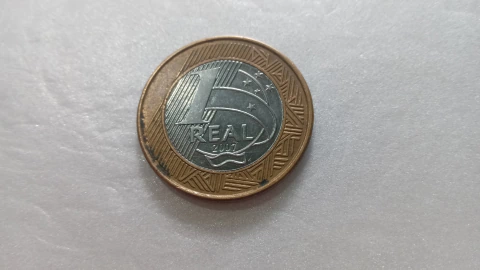 Moeda de 1 Real de 2007 Anel Aço Inox Banhado de Bronze e Núcleo Aço Inox Traço Abaixo da Data Catalogada JU 12