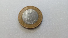 Moedas de 1 Real de 2005 Traço do Lado Esquerdo da Efigie e Que Cruza o Olho Catalogada OD 03