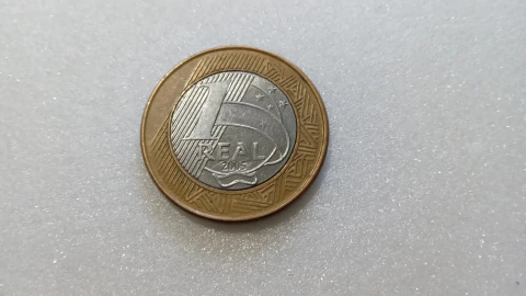 Moedas de 1 Real de 2005 Traço do Lado Esquerdo da Efigie e Que Cruza o Olho Catalogada OD 03