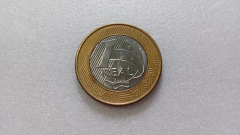 Moeda de 1 Real de 2006 Anel Aço Inox Banhado de Bronze Núcleo Aço Inox Reverso Horizontal à Direita ZC 05