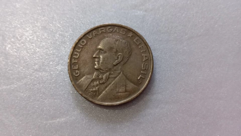 Moeda de 50 Centavos de 1942 Níquel Rosa com Ponto entre I ' L de Brasi'l catalogada Vinicius ML 02