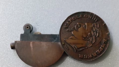 Isqueiro em forma de moeda com figura de Napoleão III - Mandrade Numismática