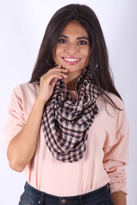Mujer sonriente usando chalina angosta a cuadros en tonos rosa y negro