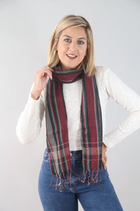 Pashmina Chalina #2887 con rayas en tonos rojo y negro, lucida por una mujer con blusa blanca y jeans.