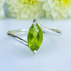Anel de prata 925 com pedra natural peridoto (A2310) - comprar online