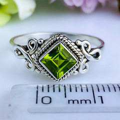 Anel de prata 925 com pedra natural peridoto (A2705) - loja online