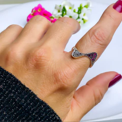 Imagem do Anel de prata 925 com zircônias vermelhas e marcassitas (A2852)