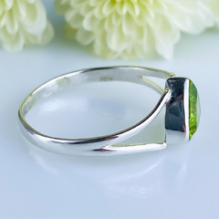 Anel de prata 925 com pedra natural peridoto (A2330) na internet