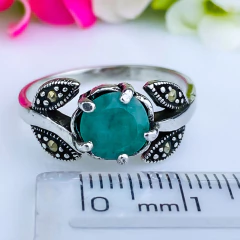 Anel de prata 925 com pedra natural esmeralda e marcassita (A2856)