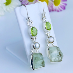 Brincos de prata 925 com pedra bruta natural prasiolita, pérola natural e peridoto lapidado (B2213) - comprar online