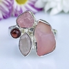 Anel ajustável de prata 925 com pedra natural quartzo rosa bruta e lapidada e granada cabochão (A2477)