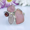Anel ajustável de prata 925 com pedra natural quartzo rosa bruta e lapidada e granada cabochão (A2477)