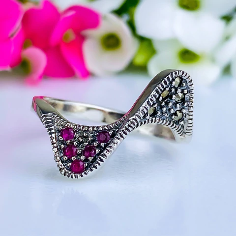 Anel de prata 925 com zircônias vermelhas e marcassitas (A2852)