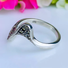 Anel de prata 925 com zircônias vermelhas e marcassitas (A2852) - PRATAdaPEDRA